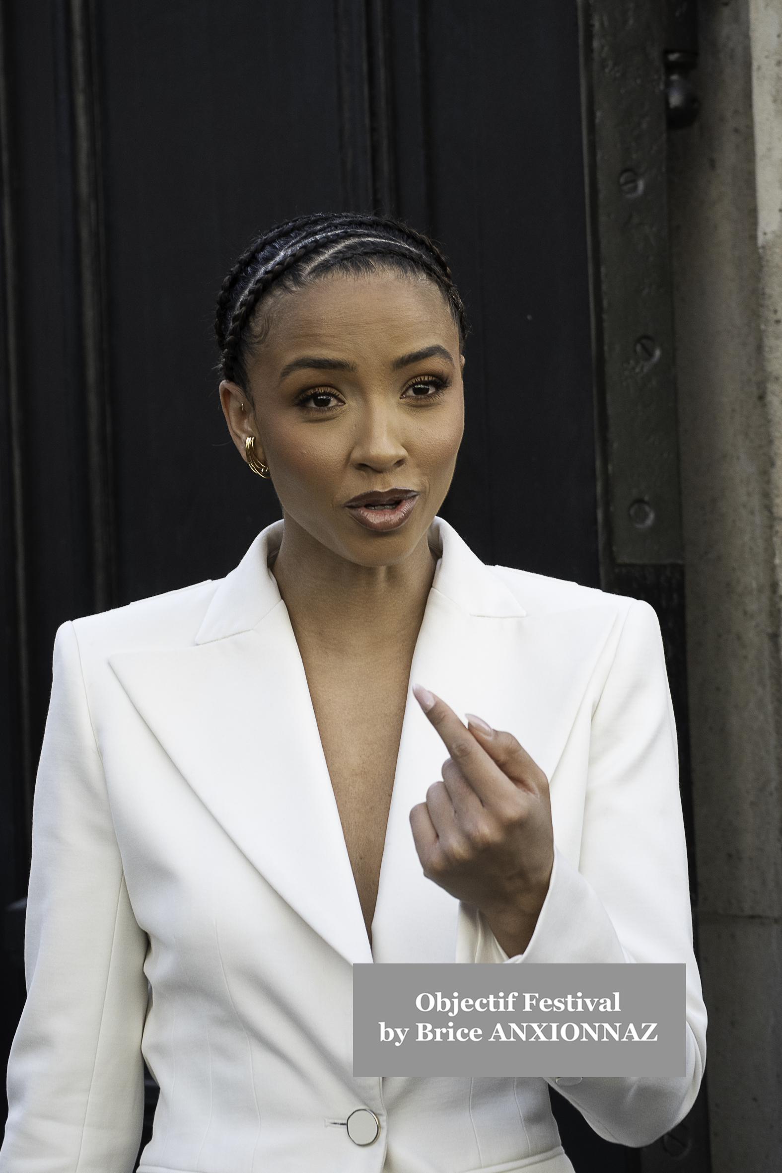 Photo streetstyle de Mary Charteris - Streetstyle photos of guest arrivals at the Nina Ricci show lors du défilé Nina Ricci Spring 2025 à Streetstyle-photos-of-guest-arrivals-at-the-Nina-Ricci-show, Paris Fashion Week le 7 March 2025 par Brice ANXIONNAZ (Objectif Festival)